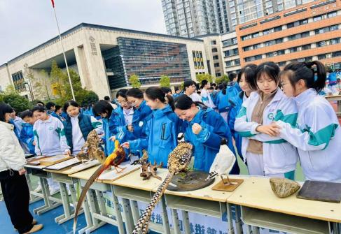 ‌陕西自然博物馆携特色展品亮相高新一中第七届科技节