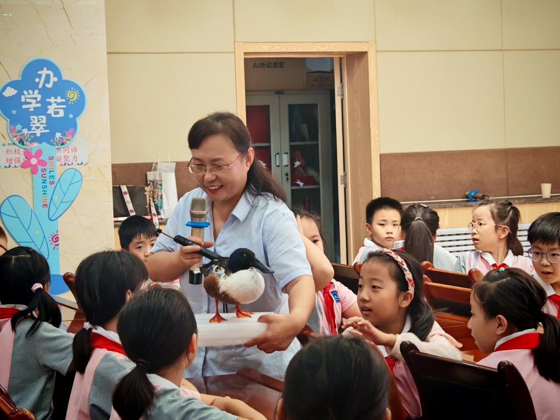 拥抱科学，点亮梦想—— 全国科普月走进翠华路小学