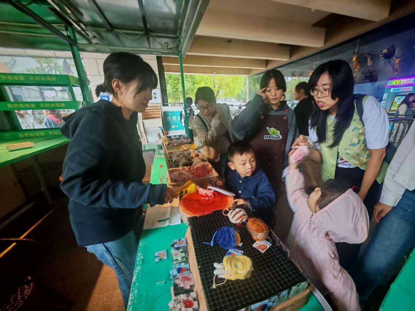 “东海打工人” 品牌快闪店入驻陕自博 解锁文创融合新路径